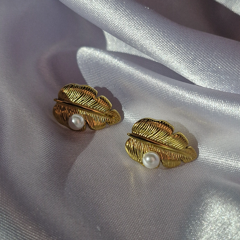 minimalist-golden-leaves-earring