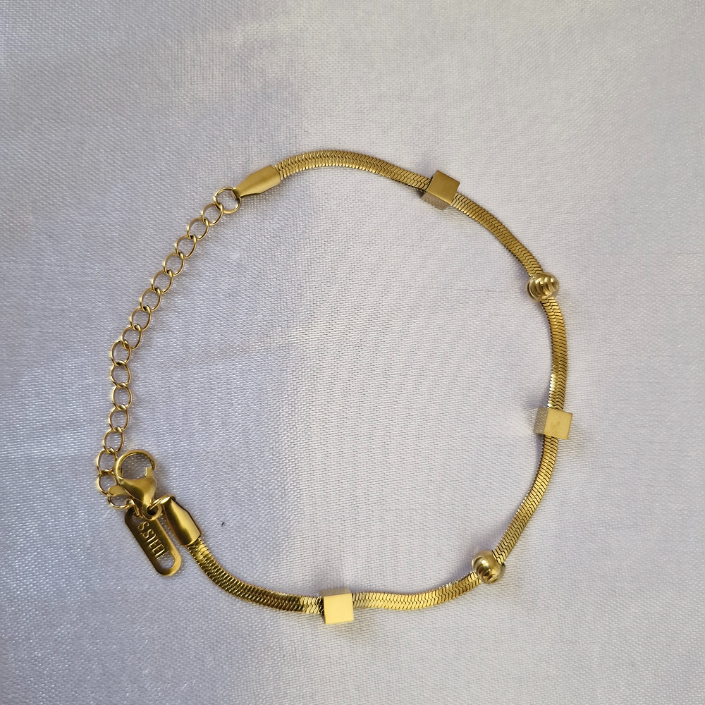minimalist-gold-cube-and-pearl-bracelet